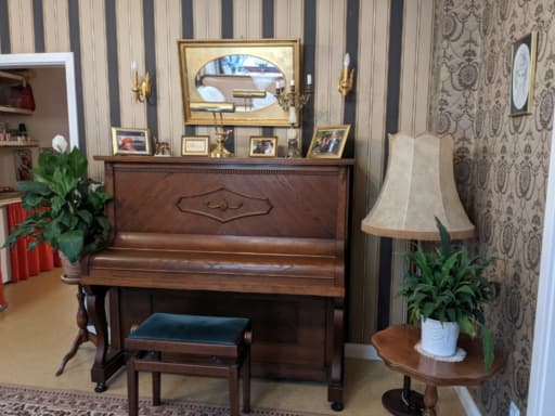 Unser Klavier im Salon